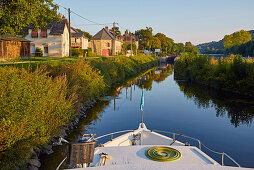 Morgenstimmung bei der Schleuse Nr.11, Macaireauf dem Fluß La Vilaine, Hausboot, Dept. Ille-et-Vilaine, Bretagne, Frankreich, Europa