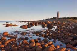 Sanfte Küste mit dem Leuchtturm Lista fyr in der Morgensonne, Farsund, Vest-Agder, Norwegen, Skandinavien