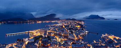 Blick auf die beleuchtete Altstadt vom Aksia Berg in der Abenddämmerung , Alesund, More og Romsdal, Norwegen, Europa