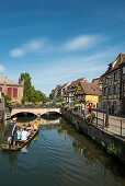 bunte Fachwerkhäuser und Kanal mit Ausflugsbooten, Petite Venise, Colmar, Elsass, Frankreich