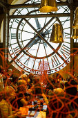 Restaurant und alte Bahnhofsuhr, Museum d'Orsay, Paris, Frankreich