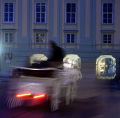 Abends vor der Neuen Hofburg, Durchgang zum Burgplatz, Heldenplatz, Wien, Österreich