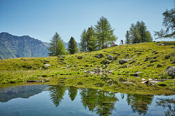 Paar beim Mountainbiken am See vor Bergkulisse