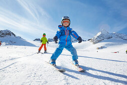 Kinder beim Skifahren