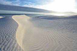 weiße Sanddünen am Strand im Walker Bay Nature Reserve, Gansbaai, Western Cape, Südafrika