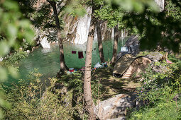 Campingzelt und Lager an einem Fluss, Val Verzasca, Tessin, Schweiz