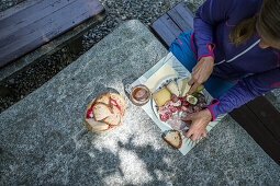 Junge Wanderin isst eine leckere Brotzeit, Val Verzasca, Tessin, Schweiz