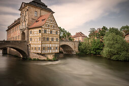 das Bamberger Alte Rathaus inmitten der Regnitz, Bamberg, Region Franken, Bayern, Deutschland, UNESCO Welterbe Langzeitbelichtung