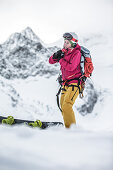 Junge Snowboarderin bereit ihre Sachen in den Bergen vor, Pitztal, Tirol, Österreich