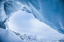 Höhle eines Gletschers in den Bergen, Pitztal, Tirol, Österreich
