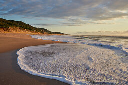 Sonnenaufgang am Indischen Ozean im iSimangaliso- Wetland Park, Südafrika, Afrika