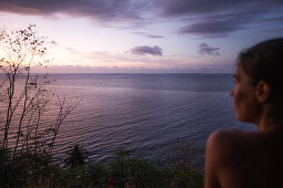 Junge Frau genießt die Aussicht am Meer während eines Sonnenuntergangs, Sao Tome, Sao Tome und Príncipe, Afrika