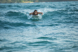 Junge Surferin reitet eine Welle, Sao Tome, Sao Tome und Príncipe, Afrika