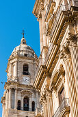 Fassade der Kathedrale Santa Iglesia Catedral Basílica de la Encarnación, mit dem Glockenturm, Malaga, Andalusien, Spanien