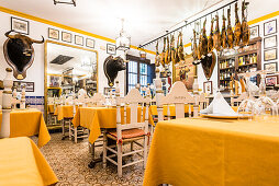 Ein typisches traditionelles Restaurant mit Schinken und Dekoration im historischen Zentrum, Sevilla, Andalusien, Provinz Sevilla, Spanien