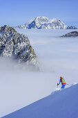 Frau auf Skitour fährt von Hochalm ab, Hoher Göll im Hintergrund, Hochalm, Hochkalter, Nationalpark Berchtesgaden, Berchtesgadener Alpen, Berchtesgaden, Oberbayern, Bayern, Deutschland