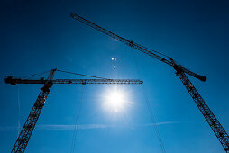 Baukräne im wachsenden Stadtteil Hafencity im Gegenlicht, Hamburg, Deutschland