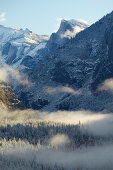 Blick vom Tunnel View auf Yosemite Valley und Half Dome , Wintereinbruch , Yosemite National Park , Sierra Nevada , Kalifornien , U.S.A. , Amerika