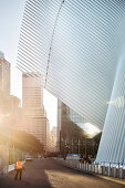 Wachmann steht vor the Oculus, futuristischer Bahnhof des Star Architekten Santiago Calatrava bei der World Trade Center Gedenkstätte, Manhattan, New York, USA, Vereinigte Staaten von Amerika