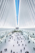 the Oculus, Blick von der Aussichtsplattform zu den Passanten, futuristischer Bahnhof des Star Architekten Santiago Calatrava bei der World Trade Center Gedenkstätte, Manhattan, New York, USA, Vereinigte Staaten von Amerika