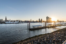 Hamburgs neue Elbphilharmonie und Skyline des Hafens im Sonnenaufgang, moderne Architektur in Hamburg, Hamburg, Nordeutschland, Deutschland