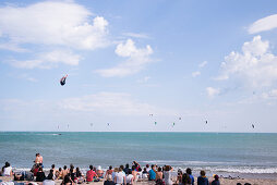 Kitesurfer in der Luft,  Villeneuve-Lès-Maguelones,  Mittelmeer,  bei Montpellier,  Hérault,  Languedoc-Roussillon,  Frankreich