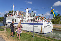 Dampfschiff Ceres in der Schleuse im Göta-Kanal bei Berg, bei Linköping, Östergötland, Südschweden, Schweden, Skandinavien, Nordeuropa, Europa