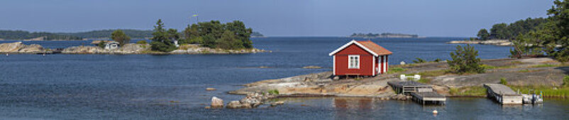 Lonely cabin close the sea on the island of Moeja in Stockholm archipelago, Uppland, Stockholms land, South Sweden, Sweden, Scandinavia, Northern Europe