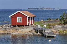 Einsames Sommerhaus am Meer auf der Insel Möja im Stockholmer Schärengarten, Stockholms skärgård, Uppland, Stockholms län, Südschweden, Schweden, Skandinavien, Nordeuropa, Europa