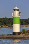 Leuchtturm vor Insel Möja im Stockholmer Schärengarten, Stockholms skärgård, Uppland, Stockholms län, Südschweden, Schweden, Skandinavien, Nordeuropa, Europa