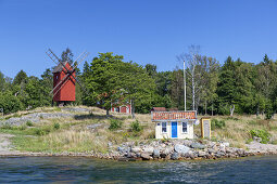 Rote Bockwindmühle auf der Insel Lidö, Nördlicher Schärengarten vor Stockholm, Stockholms skärgård, Stockholms län, Uppland, Südschweden, Schweden,  Skandinavien, Nordeuropa, Europa