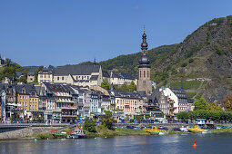 Blick über die Mosel auf Cochem mit Pfarrkirche St. Martin, Eifel, Rheinland-Pfalz, Deutschland, Europa