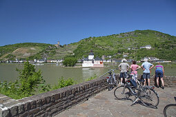 Fahrradfahrer vor den Burgen Pfalzgrafenstein und Gutenfels bei Kaub am Rhein, Oberes Mittelrheintal, Rheinland-Pfalz, Deutschland, Europa
