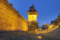 Die beleuchtete Stadtmauer von Oberwesel, Oberes Mittelrheintal, Rheinland-Pfalz, Deutschland, Europa