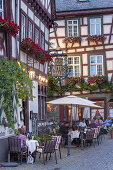 Restaurant Altes Haus mit Altstadtgasse, Bacharach am Rhein, Oberes Mittelrheintal, Rheinland-Pfalz, Deutschland, Europa