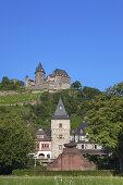 Blick auf Burg Stahleck und die Weinberge oberhalb von Bacharach am Rhein, Oberes Mittelrheintal, Rheinland-Pfalz, Deutschland, Europa