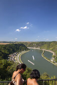 Blick auf den Rhein vor der Loreley bei St. Goar im Hintergrund St. Goarshausen, Oberes Mittelrheintal, Rheinland-Pfalz, Deutschland, Europa