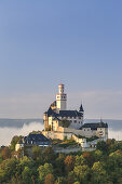 Nebel an der Marksburg oberhalb der Stadt Braubach am Rhein, Oberes Mittelrheintal, Rheinland-Pfalz, Deutschland, Europa
