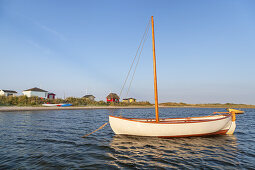 Segelboot auf der Ostsee dahinter Strand Erikshale mit Badehäuschen auf der Insel Ærø, Marstal, Schärengarten von Fünen, Dänische Südsee, Süddänemark, Dänemark, Nordeuropa, Europa