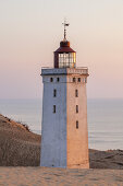 Leuchtturm Rubjerg Knude Fyr in den Dünen von Rubjerg Knude zwischen Lønstrup und Løkken, Nordjylland, Jylland, Dänemark, Nordeuropa, Europa