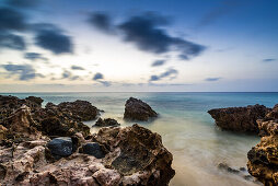 Felsen und Steine am Strand Playa del Matorral bei Morro Jable in der Morgenstimmung. Morro Jable, Fuerteventura, Kanarische Inseln, Spanien