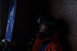 Junger Skifahrer sitzt in einer Hütte, Andermatt, Uri, Schweiz