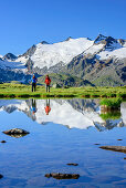 Frau und Mann wandern an Bergsee entlang, Ötztaler Alpen im Hintergrund, Soomsee, Obergurgl, Ötztaler Alpen, Tirol, Österreich