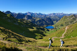 Wanderer am Seealpsee am Nebelhorn, bei Oberstdorf, Allgäuer Alpen, Allgäu, Bayern, Deutschland