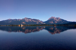 Blick über den Forggensee auf Schloss Neuschwanstein, Schloss Hohenschwangau und den Säuling, Allgäuer Alpen, Allgäu, Bayern, Deutschland