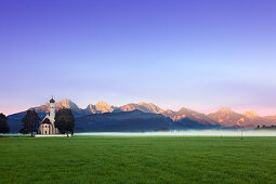 Wallfahrtskirche St. Coloman im Nebel, Blick auf die Tannheimer Berge, Allgäuer Alpen, Allgäu, Bayern, Deutschland