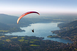 Paragliding mit Gleitschirmfliegern, Blick vom Wallberg auf Rottach-Egern am Tegernsee, Mangfallgebirge, Bayern, Deutschland