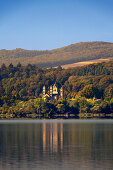 Blick über den Laacher See zum Kloster Maria Laach, Eifel, Rheinland-Pfalz, Deutschland