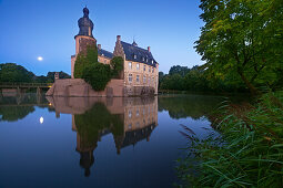 Mond spiegelt sich in der Gräfte, Wasserschloss Burg Gemen, Borken, Münsterland, Nordrhein-Westfalen, Deutschland