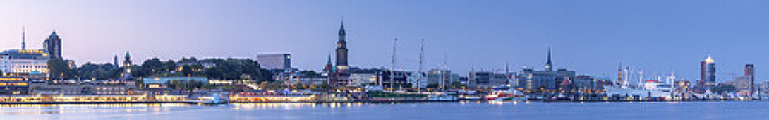 Stadtpanorama mit Elbe, Michel, Landungsbrücken und Hanseatic Trade Tower, Hansestadt Hamburg, Norddeutschland, Deutschland, Europa